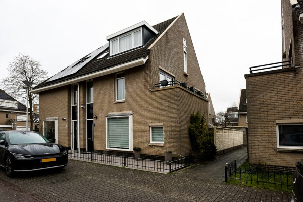 Eigelhorst

            
            
            
                                Semi Detached House One Roof